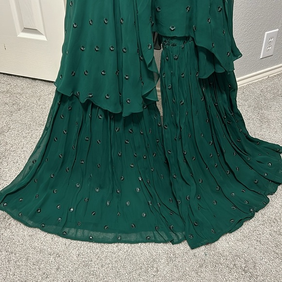 Kurta kameez sleeveless top. Emerald Green 2 piece thread embroidery. Sharara S - Picture 8 of 17